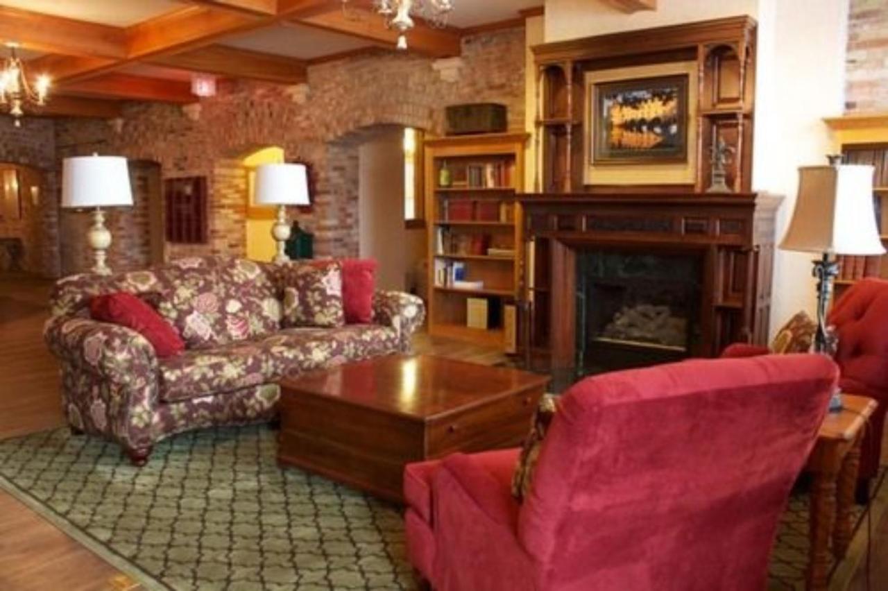 The Ennis Hotel De Pere