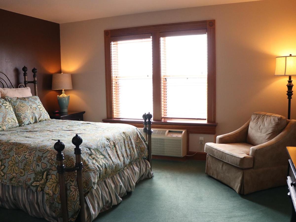 The Ennis Hotel De Pere