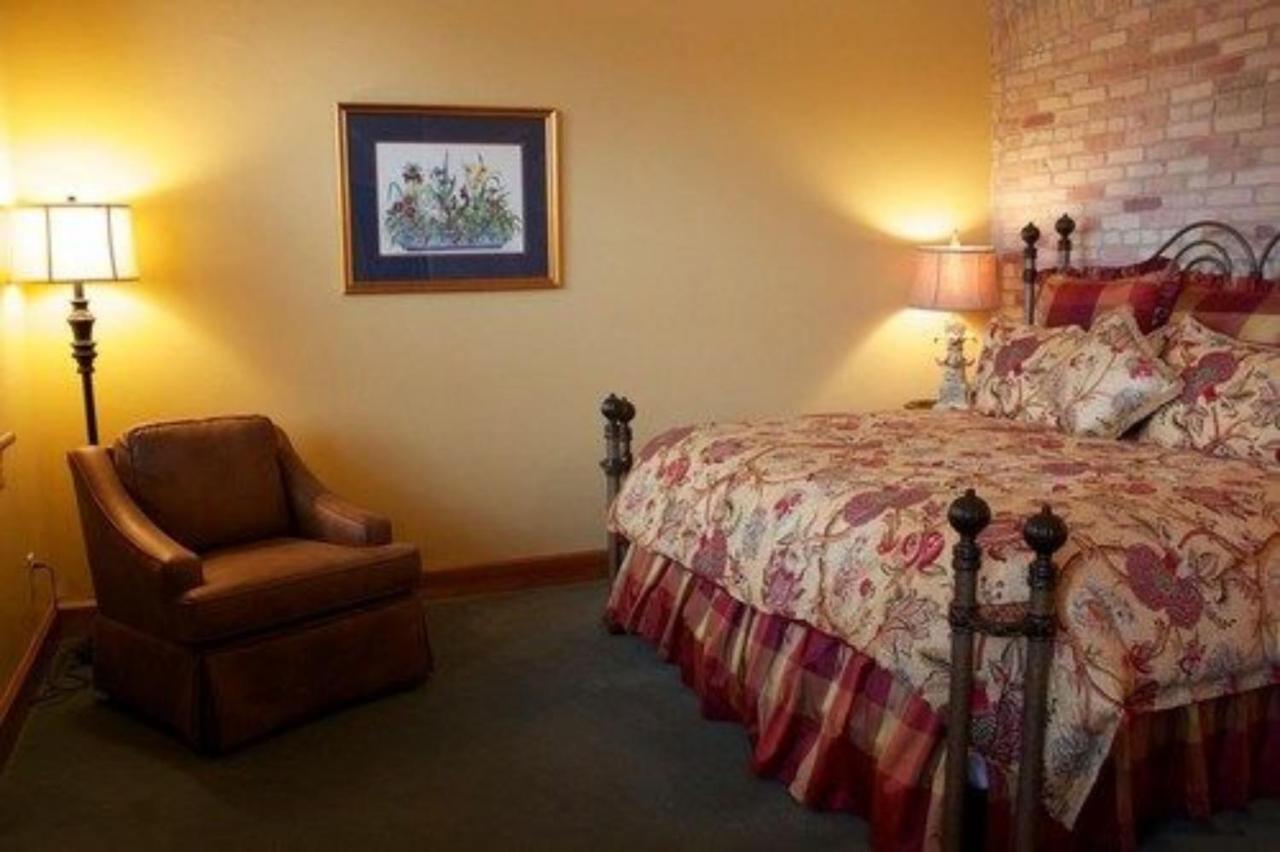 The Ennis Hotel De Pere