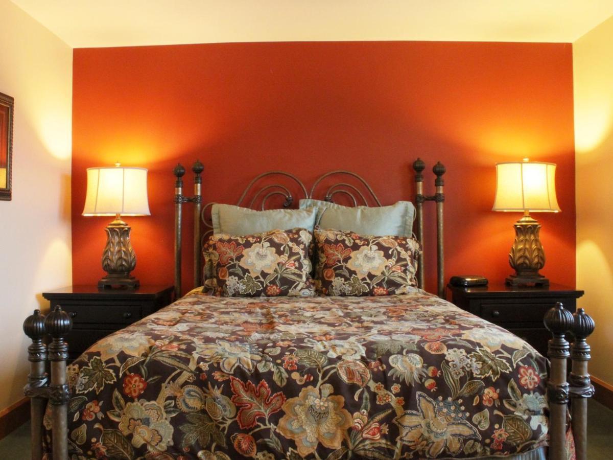 The Ennis Hotel De Pere